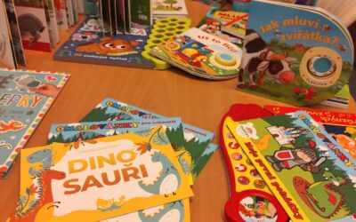 Žáci ZŠ Mitušova darovali knihy našemu zařízení 